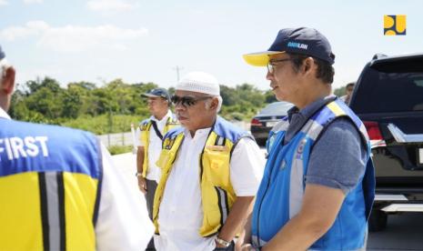 Menteri Pekerjaan Umum dan Perumahan Rakyat (PUPR) Basuki Hadimuljono meninjau Jalan Tol Solo-Yogyakarta di Kabupaten Klaten, Jawa Tengah, Sabtu (6/4/2024). 