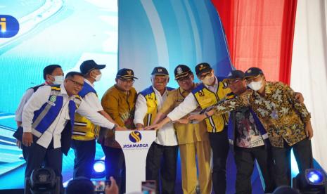 Menteri Pekerjaan Umum dan Perumahan Rakyat (PUPR) M. Basuki Hadimuljono dalam acara groundbreaking Jalan Tol Probolinggo-Banyuwangi, di Kelurahan Pendil, Kecamatan Suko, Kabupaten Probolinggo, Jawa Timur. 