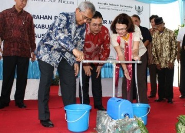 Menteri Pekerjaan Umum Djoko Kirmanto (kiri) bersama Wali Kota Palembang Eddy Santana Putra (tengah) dan Pimpinan Australian Aid (Ausaid) Indonesia Jacqui De Lacy (kanan) membuka kran air bersih PDAM Tirta Musi Palembang.