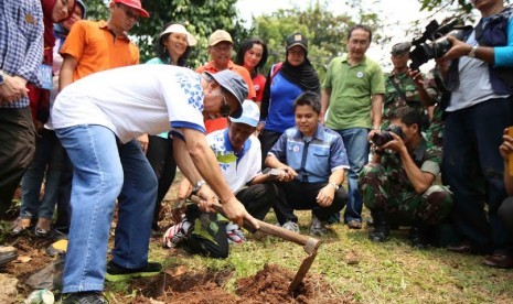 Menteri Pekerjaan Umum & Perumahan Rakyat RI M. Basoeki Hadimoeljono melakukan penanaman pohon di lokasi Komunitas Peduli Ciliwung (KPC) Gema Bersuci yang dibina oleh Grup Astra sejak tahun 2013. Penanaman disaksikan oleh perwakilan dari Grup Astra (yaitu 