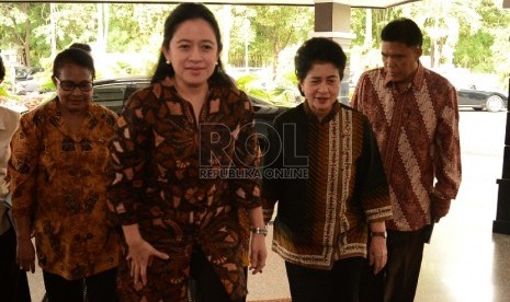 Menteri Pembangunan Manusia dan Kebudayaan, Puan Maharani (tengah), Menteri Kesehatan Nila F Moeloek (kedua kanan) dan Menteri Pemberdayaan Perempuan Dan Perlindungan Anak Yohana Susana Yembise (kiri).