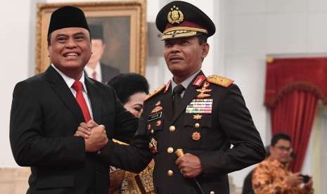 Menteri Pemberdayaan Aparatur Negara dan Reformasi Birokrasi (Menpan RB) Komjen Pol Syafruddin (kiri) melakukan salam komando dengan Kapolda Metro Jaya Irjen Pol Idham Aziz (kanan) usai pelantikan di Istana Negara, Jakarta,Rabu (15/8).