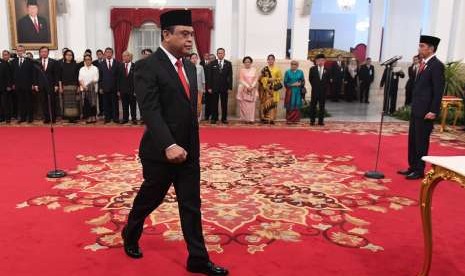 Menteri Pemberdayaan Aparatur Negara dan Reformasi Birokrasi (Menpan RB) Komjen Pol Syafruddin (kiri) bersiap menandatangani berita acara pelantikan di Istana Negara, Jakarta, Rabu (15/8). 