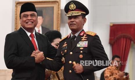 Menteri Pemberdayaan Aparatur Negara dan Reformasi Birokrasi (Menpan RB) Komjen Pol Syafruddin (kiri) melakukan salam komando dengan Kapolda Metro Jaya Irjen Pol Idham Aziz (kanan) usai pelantikan di Istana Negara, Jakarta,Rabu (15/8).