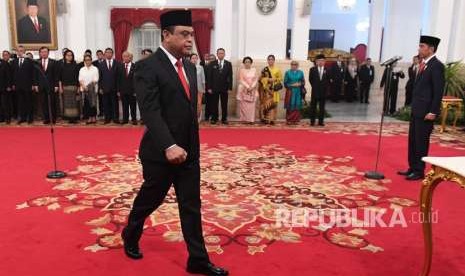 Menteri Pemberdayaan Aparatur Negara dan Reformasi Birokrasi (Menpan RB) Komjen Pol Syafruddin (kiri) bersiap menandatangani berita acara pelantikan di Istana Negara, Jakarta, Rabu (15/8).