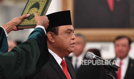 Menteri Pemberdayaan Aparatur Negara dan Reformasi Birokrasi (Menpan RB) Komjen Pol Syafruddin mengucapkan sumpah jabatan saat pelantikan di Istana Negara, Jakarta, Rabu (15/8).