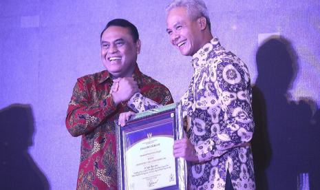 Menteri Pemberdayaan Aparatur Negara dan Reformasi Birokrasi (Menpan RB), Syafruddin menyerahkan piagam penghargaan Top 99 Inovasi Pelayanan Publik 2019 kepada Gubernur Jawa Tengah, Ganjar Pranowo dalam penganugerahan yang dilaksanakan  di Hotel Gumaya, Semarang Kamis (18/7) malam.