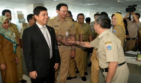 Menteri Pemberdayaan Aparatur Negara dan Reformasi Birokrasi (PAN-RB) Yuddy Chrisnandi di dampingi Gubernur Jakarta Basuki Tjahaja Purnama melakukan inspeksi mendadak (sidak) di gedung Badan Kepegawaian Daerah (BKD), Jakarta, Rabu (22/7).