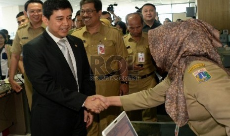 Menteri Pemberdayaan Aparatur Negara dan Reformasi Birokrasi (PAN-RB) Yuddy Chrisnandi di dampingi Gubernur Jakarta Basuki Tjahaja Purnama melakukan inspeksi mendadak (sidak) di gedung Badan Kepegawaian Daerah (BKD), Jakarta, Rabu (22/7).