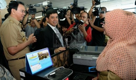 Menteri Pemberdayaan Aparatur Negara dan Reformasi Birokrasi (PAN-RB) Yuddy Chrisnandi di dampingi Gubernur Jakarta Basuki Tjahaja Purnama melakukan inspeksi mendadak (sidak) di gedung Badan Kepegawaian Daerah (BKD), Jakarta, Rabu (22/7).