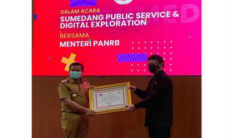 Menteri Pemberdayaan Aparatur Negara dan Reformasi Birokrasi, Tjahjo Kumolo, bersama Bupati Dony Ahmad Munir saat peluncuran program Sumedang Public Service dan Digital Explore.