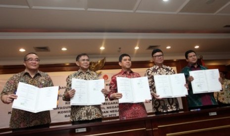 Menteri Pemberdayaan Aparatur Negara dan Reformasi Birokrasi Yuddy Chrisnandi (tengah) bersama Menteri Dalam Negeri Tjahjo Kumolo (kedua kanan), Ketua Bawaslu Muhammad (kanan), Ketua Komisi Aparatur Sipil Negara Sofian Effendi (kedua kiri) dan Kepala Badan