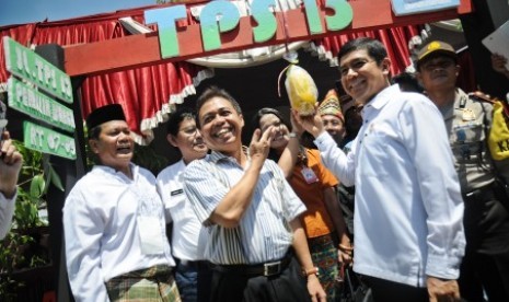 Menteri Pemberdayaan Aparatur Negara dan Reformasi Birokrasi Yuddy Chrisnandi (kedua kanan) bersama Walikota Depok Nurmahmudi Ismail (kedua kiri) meninjau pelaksanaan pemungutan suara di TPS Kampung Pilkada RW 03, Depok Jaya, Depok, Jawa Barat, Rabu (9/12)