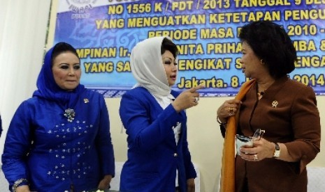 Menteri Pemberdayaan Perempuan dan Anak Linda Gumelar( Kanan).