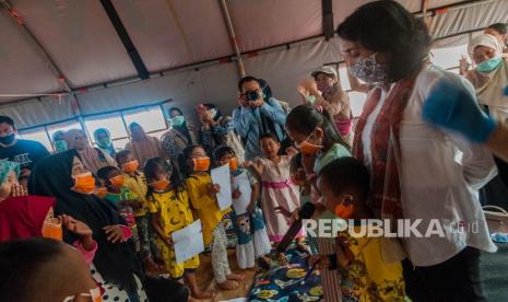 Menteri Pemberdayaan Perempuan dan Perlindungan Anak I Gusti Ayu Bintang Darmawati Puspayoga (kedua kanan). Bintang Puspayoga menyerahkan 1.928 paket pemenuhan kebutuhan spesifik anak terdampak pandemi COVID-19 dalam rangka menyambut Hari Anak Nasional yang diperingati setiap 23 Juli.