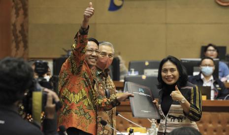 Menteri Pemberdayaan Perempuan dan Perlindungan Anak, I Gusti Ayu Bintang Darmawati (kanan) memberikan laporan pemerintah kepada Ketua Badan Legislasi DPR Supratman Andi Agtas (kedua kiri) dalam rapat kerja di Gedung Nusantara I, Kompleks Parlemen MPR/DPR-DPD, Senayan, Jakarta, Kamis (24/3/2022). Baleg DPR dan pemerintah menggelar rapat perdana pembahasan Rancangan Undang-Undang Tindak Pidana Kekerasan Seksual (RUU TPKS).