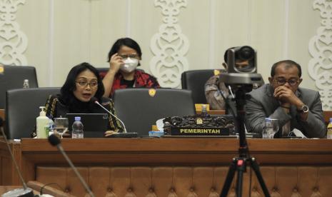 Menteri Pemberdayaan Perempuan dan Perlindungan Anak, I Gusti Ayu Bintang Darmawati (tengah) didampingi Wakil Menteri Hukum dan HAM Edward Omar Sharif Hiariej (kanan) mengikuti rapat kerja bersama Baleg DPR di Gedung Nusantara I, Kompleks Parlemen MPR/DPR-DPD, Senayan, Jakarta, Kamis (24/3/2022). Baleg DPR dan pemerintah menggelar rapat perdana pembahasan Rancangan Undang-Undang Tindak Pidana Kekerasan Seksual (RUU TPKS). 