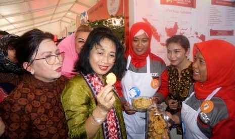 Menteri Pemberdayaan Perempuan dan Perlindungan Anak, Ida Ayu Bintang saat mengunjungi stand Rumah Tempe dalam rangkaian peringatan nasional Hari Ibu di Semarang, Senin (23/12).