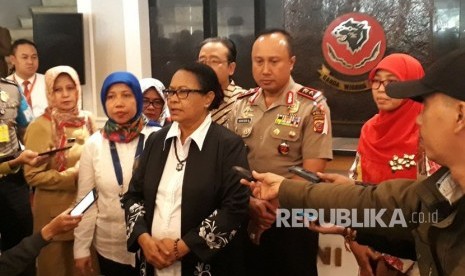 Menteri Pemberdayaan Perempuan dan Perlindungan Anak (PPA),  Yohana Yembise, memberikan keterangan usai berkoordinasi dengan Kapolda Jabar terkait kasus kasus video porno dengan perempuan dewasa di Mapolda Jabar (Ilustrasi)