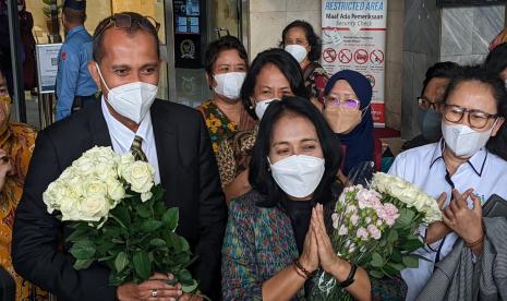 Menteri Pemberdayaan Perempuan dan Perlindungan Anak (PPPA) Bintang Puspayoga dan Wakil Menteri Hukum dan HAM (Wamenkumham) Edward Omar Sharif Hiariej bersama sejumlah aktivis perempuan usai pengesahan RUU Tindak Pidana Kekerasan Seksual, di Gedung Nusantara II, Kompleks Parlemen, Jakarta, Selasa (12/4).