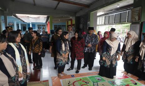  Menteri Pemberdayaan Perempuan dan Perlindungan Anak (PPPA) RI, I Gusti Ayu Bintang Darmawati, mengajak delegasi ASEAN Women Peace and Security (WPS) mengunjungi Kalurahan Wedomartani.