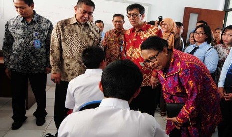  Menteri Pemberdayaan Perempuan dan Perlindungan Anak, Yohana Yambise (kanan),  Menteri Hukum dan Ham, Yasona Laoly (tengah) dan  Wagub Jabar, Dedy Mizwar (kiri) saat peresmian program Lembaga Pembinaan Khusus Anak (LPKA) dan Lembaga Penempatan Anak Sement