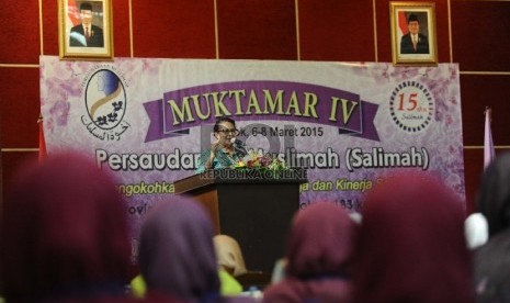  Menteri Pemberdayaan Perempuan Dan Perlindungan Anak Yohana Susana Yembise berbicara saat membuka Muktamar IV Persaudaraan Muslimah (Salimah) di Depok, Jawa Barat. Jumat (6/3). 