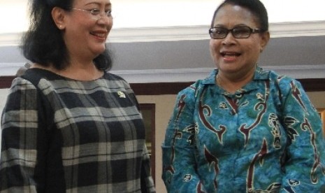 Menteri Pemberdayaan Perempuan dan Perlindungan Anak Yohana Yembise (kanan).