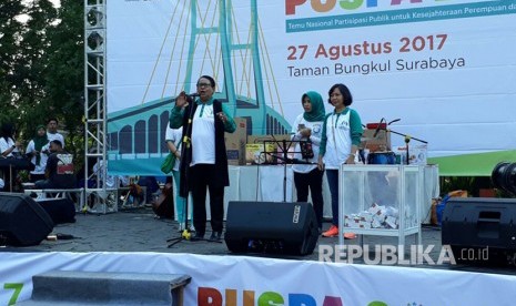 Menteri Pemberdayaan Perempuan dan Perlindungan Anak Yohana Yembise melakukan kampanye Three Ends dalam rangkaian Temu Nasional Partisipasi Publik untuk Kesejahteraan Perempuan dan Anak (PUSPA) 2017 di Taman Bungkul, Surabaya, Ahad (27/8).