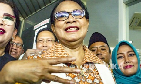 Menteri Pemberdayaan Perempuan dan Perlindungan Anak Yohana Yembise melakukan salam Three Ends disela-sela peresmian rumah perlindungan pekerja perempuan di Graha Karawang International Industrial City (KIIC), Karawang, Jawa Barat, Kamis (26/9/2019).