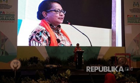 Menteri Pemberdayaan Perempuan dan Perlindungan Anak, Yohana Yembise, memberikan sambutan dalam acara Temu Nasional Partisipasi Publik untuk Kesejahteraan Perempuan dan Anak (PUSPA) 2017 di Hotel Vasa Surabaya, Senin (28/8).