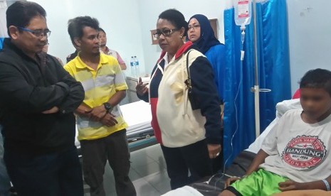 Menteri Pemberdayaan Perempuan dan Perlindungan Anak, Yohana Yembise mengunjungi bocah korban pemukulan anggota TNI, T (12 tahun) di RS Prikasih, Jakarta, Selasa (12/1) malam.