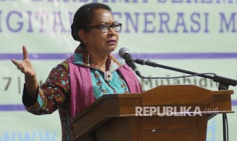 Menteri Pemberdayaan Perempuan dan Perlindungan Anak, Yohana Yembise menyampaikan materi pada Road Show Kreatif Bersama Serempak, Literasi Digital Generasi Millenial, di Aula Masjid Mujahidin, Kota Bandung, Kamsi (20/7).