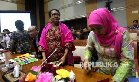 Menteri Pemberdayaan Perempuan dan Perlindungan Anak, Yohana Yembise (tengah),dan Menteri Sosial Khofifah Indar Parawansa (kanan) mengikuti rapat dengar pendapat dengan Komisi VIII DPR di Kompleks Parlemen, Jakarta, Kamis (21/7).