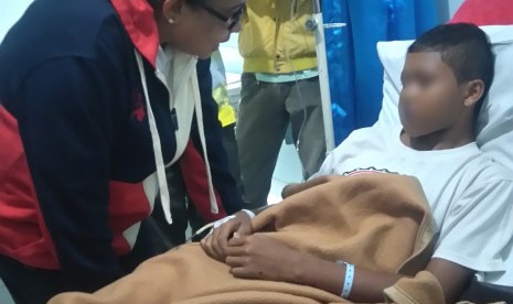 Menteri Pemberdayaan Perempuan dan Perlindungan Anak, Yohanna Yembise menjenguk bocah korban pemukulan anggota TNI, T di Rumah Sakit Prikasih, Jakarta, 12/1) malam