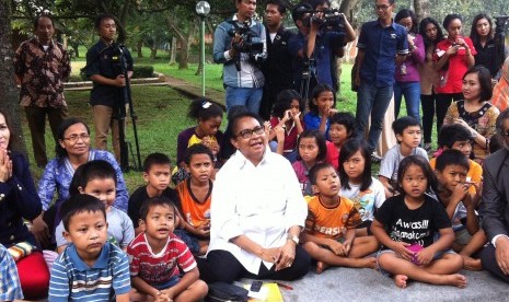 Menteri Pemberdayaan Perempuan dan Perlindungan Perempuan dan Anak Yohana Susana Yasembi berbaur dengan anak-anak asuh di Children's Village, Cibubur, Jakarta Timur, Senin (18/5).