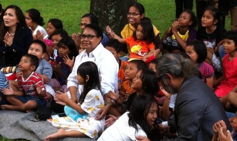 Menteri Pemberdayaan Perempuan dan Perlindungan Perempuan dan Anak Yohana Susana Yasembi berbaur dengan anak-anak asuh di Children's Village, Cibubur, Jakarta Timur, Senin (18/5).