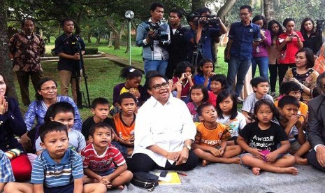 Menteri Pemberdayaan Perempuan dan Perlindungan Perempuan dan Anak Yohana Susana Yasembi berbaur dengan anak-anak asuh di Children's Village, Cibubur, Jakarta Timur, Senin (18/5).