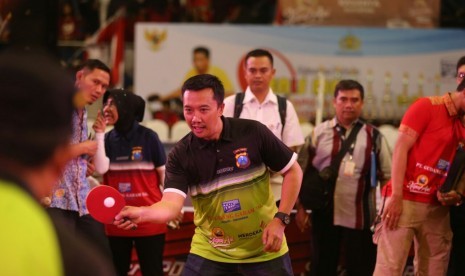 Menteri Pemuda dan Olah Raga Imam Nahrawi bersama Kapolda Machfud Arifin, membuka Kejuaraan Terbuka Tenis Meja Kapolda Jatim Cup 2017, di DBL Arena, Graha Pena – Jawa Pos, Sabtu (14/10) siang. 