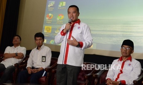  Menteri Pemuda dan Olah Raga (menpora) Imam Nahrawi (kedua kanan) memberikan penjelasan kepada awak media saat melakukan technical meeting di Gedung Menpora, Jakarta, Senin (22/8).  (Republika/Raisan Al Farisi)