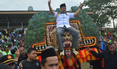 Menteri Pemuda dan Olah raga (Menpora) Imam Nahrawi duduk di atas barongan bagian kepala dhadhak merak Reog saat membuka Liga Santri Nusantara 2016 Region Jatim I di Stadion Batoro Katong, Ponorogo, Jawa Timur, Kamis (25/8).