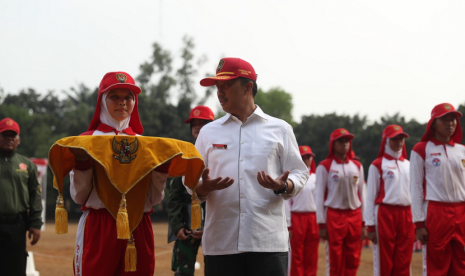 Menteri Pemuda dan Olah Raga (Menpora) Imam Nahrawi Selasa (30/7) sore meninjau dan memberikan semangat pada Pendidikan dan Pelatihan Pasukan Pengibar Bendera Pusaka (Paskibraka) di Lapangan Terbuka PPPON Cibubur, Jakarta. 