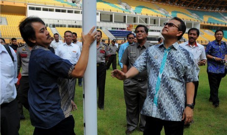 Menteri Pemuda dan Olah, Roy Suryo (kiri), didampingi Gubernur Riau, Rusli Zainal (kanan), meninjau Stadion Utama Riau, Pekanbaru, Kamis (7/3). 