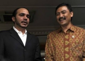 Menteri Pemuda dan Olahraga Andi Mallarangeng (kanan) saat menerima Wakil Presiden FIFA, Pangeran Ali bin al-Hussein di kantor Kemenpora, Jakarta, Selasa (14/6).