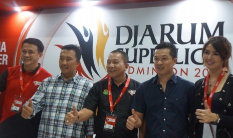 Menteri Pemuda dan Olahraga, Imam Nahrawi (baju kotak-kotak) didampingi Direktur Djarum Superliga sekaligus Sekjen PBSI, Ahmad Budiharto (tengah) dan Staf Ahli Kemenpora Taufik Hidayat dalam jumpa pers di Djarum Superliga Badminton 2017 di DBL Arena Suraba