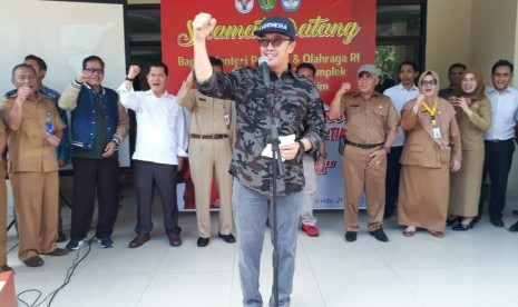 Menteri Pemuda dan Olahraga Imam Nahrawi berfoto bersama pelajar Sekolah Khusus Olahragawan Internasional (SKOI), Samarinda, Kalimantan Timur, Selasa (21/5).