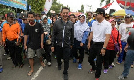 Menteri Pemuda dan Olahraga Imam Nahrawi bersama Bupati Ngawi Budi Sulistyono jalan sehat menuju Benteng Van den Bosch salah satu destinasi yang direncanakan menjadi daya tarik Pariwisata Olahraga di Ngawi, Jawa Timur, Ahad (19/3).