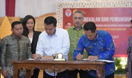 Menteri Pemuda dan Olahraga, Imam Nahrawi bersama Kepala Badan Narkotika Nasional (BNN) Budi Waseso, Sekretaris Daerah Yogyakarta mewakili Gubernur DIY Sulistyo mengkukuhkan kader pemuda anti narkoba, Jumat (21/7).