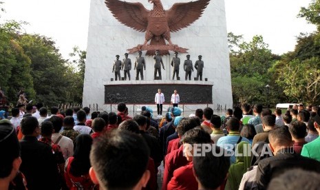 Menteri Pemuda dan Olahraga Imam Nahrawi bersama sejumlah organisasi kepemudaan saat mengikuti upacara pernyataan sikap kesetiaan pemuda kepada Pancasila, UU 1945 dan NKRI dalam rangka peringatan hari kelahiran Pancasila di Monumen Pancasila Sakti Lubang Buaya, Jakarta, Rabu (31/5). 