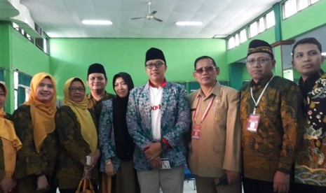 Menteri Pemuda dan Olahraga Imam Nahrawi beserta sang istri Shobibah Rohmah berangkat ke tanah suci untuk menjalani ibadah haji pada Senin (5/8). Imam dan sang istri tergabung dalam kloter 85, atau kloter terakhir Embarkasi Surabaya.